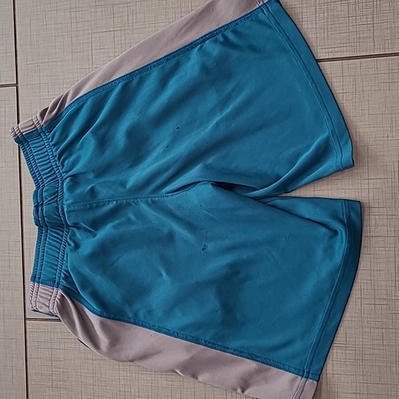 Under Armour Shorts Size Small (8) - Picture 2 of 3